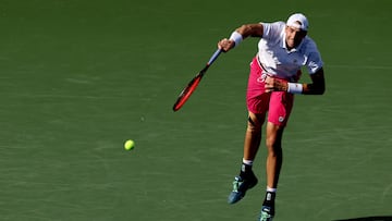 El tenista estadounidense John Isner saca durante su partido ante Stefanos Tsitsipas en el Masters 1.000 de Cincinnati.