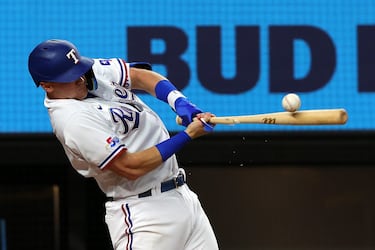 Golpeó con tal ímpetu que partió el bate