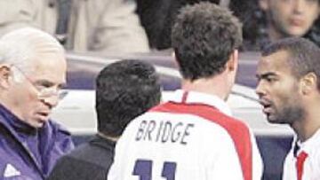 <b>CARA A CARA. </b>Ashley Cole y Luis Aragonés protagonizaron un roce durante la primera parte del España-Inglaterra jugado en el Bernebéu.