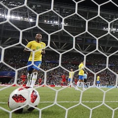 Fernandinho marca el segundo autogol de Brasil en Mundiales
