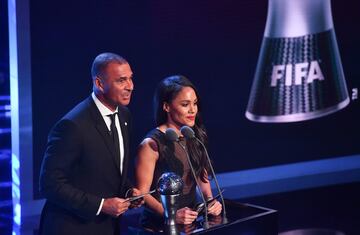 Alex Scott y Ruud Gullit presentan el premio al mejor entrenador/a de f¨²tbol femenino. La holandesa Wiegman, no ha podido asistir a la gala,se lleva el premio