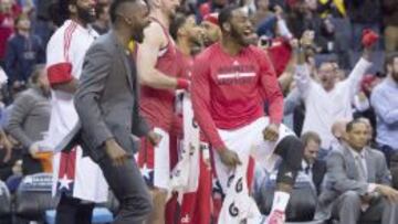 Los Wizards celebran un mate de Kris Humphries.