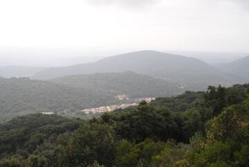 Vista de la zona sur de la Sierra desde el Puerto de Al&aacute;jar, con el puerto al fondo