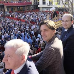 Montella disfruta de la Sevilla más cofrade junto a Castro