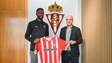 28-06-25. YANN KEMBO POSA CON EL PRESIDENTE EJECUTIVO DEL SPORTING, DAVID GUERRA, TRAS LA FIRMA DE SU AMPLIACIÓN DE CONTRATO.
