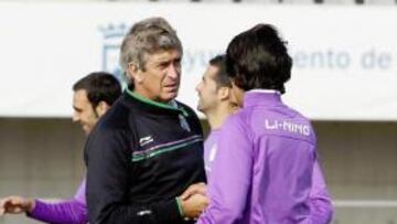<b>FEELING. </b>Pellegrini, saludando ayer al canterano Recio.