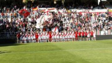 Equipo y afición, en el estadio de Vallecas.