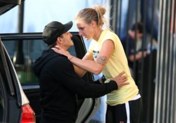 La tenista checa Karolina Pliskova y su novio Michal Hrdlicka al abandonar el estadio Arthur Ashe Stadium tras vencer a Venus Williams.