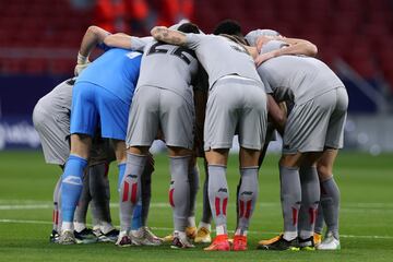 Los jugadores del Athletic Club antes de comenzar el partido.