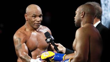 Mike Tyson y Roy Jones, Jr. tras su combate de exhibición