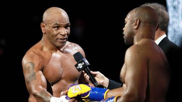 Mike Tyson y Roy Jones, Jr. tras su combate de exhibici&oacute;n