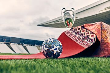 El UCL Pro Istanbul, junto al trofeo de la Champions League, en una portería del Estadio Olímpico Atatürk, sede de la final de la UEFA Champions League el próximo 10 de junio.