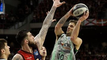 GRAF7876. MADRID, 15/02/2019.- El jugador del Joventut Nico Laprovittola (d) entra a canasta ante Vincent Poirier (c), del Joventut, durante el partido de los cuartos de final de la Copa del Rey de baloncesto que se disputa este viernes en el Wizink Center, en Madrid. EFE/Juan Carlos Hidalgo