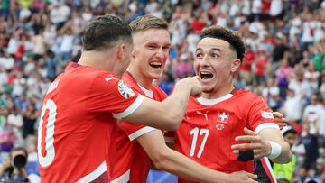 Berlin (Germany), 29/06/2024.- Ruben Vargas of Switzerland (R) celebrates with teammates after scoring the 2-0 goal during the UEFA EURO 2024 Round of 16 soccer match between Switzerland and Italy, in Berlin, Germany, 29 June 2024. (Alemania, Italia, Suiza) EFE/EPA/ABEDIN TAHERKENAREH