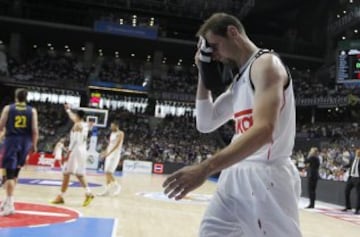 En la lucha por el rebote tras un lanzamiento de tiro libre por parte de Tomic, Nocioni recibió el golpe fortuito de Justin Doellman.