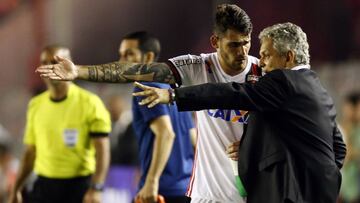 Reinaldo Rueda dando indicaciones a Felipe Vizeu durante el juego de ida de la final de Copa Sudamericana entre Independiente y Flamengo