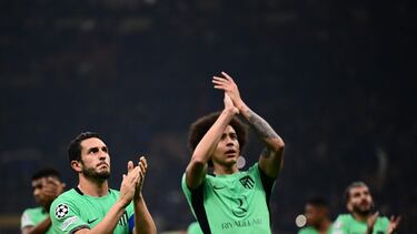 Koke y Witsel aplauden a los aficionados del Atlético.