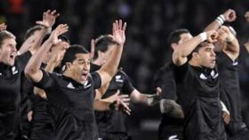 <b>KA MATE. </b>Los All Blacks escenifican la haka antes de un choque.