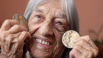 Agnes Keleti muestra su medallas de Helsinki 1952 y Melbourne 1956. Murió hoy a los 103 años.