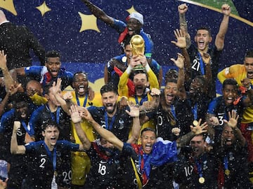 France&#039;s goalkeeper Hugo Lloris holds the trophy as he celebrates with teammates during the trophy ceremony at the end of the Russia 2018 World Cup final football match between France and Croatia at the Luzhniki Stadium in Moscow on July 15, 2018. / AFP PHOTO / GABRIEL BOUYS / RESTRICTED TO EDITORIAL USE - NO MOBILE PUSH ALERTS/DOWNLOADS
 