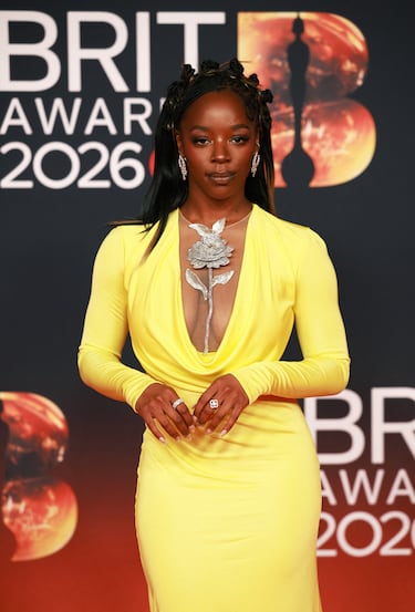 Corinna Brown posa en la alfombra roja. 