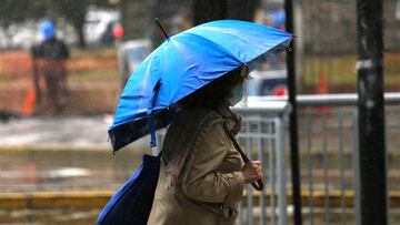 Lluvia en Santiago hoy: a qué hora parte, en qué comunas caería y cómo sería el sistema frontal