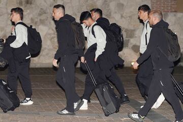 VALLADOLID, 17/11/2023.- Varios jugadores de la selección española de fútbol, a su llegada esta noche al hotel de Valladolid, ciudad en la que el domingo juegan contra Georgia. Este sábado a las 12.00 está previsto que el combinado nacional se ejercite en el estadio José Zorrilla, que acogerá el domingo el último encuentro de la fase clasificatoria para el Europeo de Alemania 2024. EFE/Nacho Gallego
