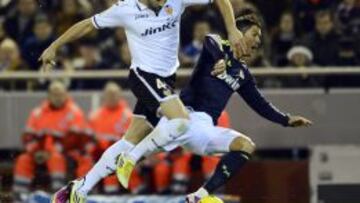 Adil Rami, en una acción de juego ante Cristiano Ronaldo.