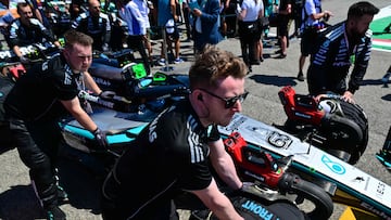 Russell se dirige a la parrilla de Ímola durante el GP de Emilia Romaña de F1.