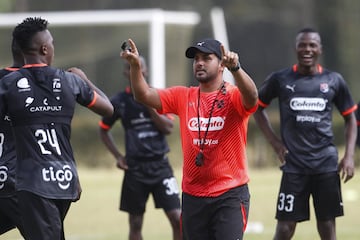 Aldo Bobadilla es el nuevo técnico del Independiente Medellín y hoy dirigió la práctica del equipo que se prepara para el partido ante Once Caldas