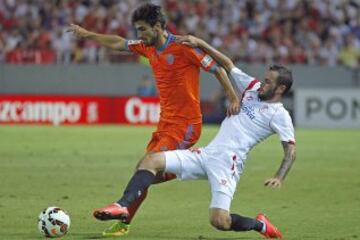  El jugador del Sevilla FC, Aleix Vidal (d), lucha el balón con el portugués Andre Gomes, del Valencia CF, durante el partido correspondiente a la primera jornada de la Liga de Primera División que Sevilla y Valencia juegan hoy en el estadio Ramón Sánchez Pizjuán.