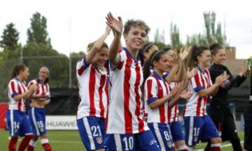 Las rojiblancas dan una vuelta de honor tras clasificarse para la Champions.