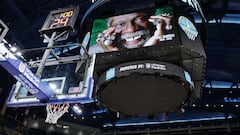 CHICAGO, ILLINOIS - AUGUST 02: The Dallas Wings and the Chicago Sky observe a moment of silence for former NBA player Bill Russell who passed away this week prior to the game at Wintrust Arena on August 02, 2022 in Chicago, Illinois.   Michael Reaves/Getty Images/AFP
== FOR NEWSPAPERS, INTERNET, TELCOS & TELEVISION USE ONLY ==