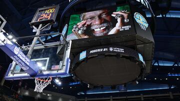 CHICAGO, ILLINOIS - AUGUST 02: The Dallas Wings and the Chicago Sky observe a moment of silence for former NBA player Bill Russell who passed away this week prior to the game at Wintrust Arena on August 02, 2022 in Chicago, Illinois.   Michael Reaves/Getty Images/AFP
== FOR NEWSPAPERS, INTERNET, TELCOS & TELEVISION USE ONLY ==