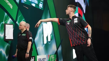 El jugador inglés Dom Taylor compite durante el Mundial de Dardos 2026