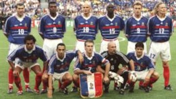 De izquierda a derecha de pie: Zidane, Desailly, Leboeuf, Thuram, Guivarc'h, Petit. Agachados en el mismo orden: Karembeu, Djorkaeff, Deschamps, Barthez, Lizarazu.