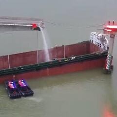 Al menos cinco muertos tras el choque de un buque contra un puente en China