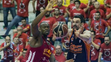 GRA303. MURCIA, 22/10/2017.- El escolta de Valencia Basket Rafa Martínez (d) pasa la pelota a un compañero ante el pívot belga de UCAM Murcia Kevin Tumba (i), hoy durante el partido de la quinta jornada de la liga Endesa que ha enfrentado a los dos equipos en el Palacio de los Deportes de Murcia. EFE/Marcial Guillén