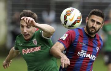 El defensa del Eibar Manuel Castellano "Lillo"  y el delantero del Athletic Guillermo Fernández, durante el partido de la vigésima quinta jornada de Liga de Primera División.