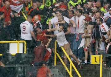 El enfrentamiento entre los aficionados de ambas selecciones se dio en una de las tribunas del Signal Iduna Park, donde Turquía se impuso 3-1 en la primera fecha del Grupo F.