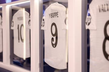 La camiseta de Kylian Mbapp¨¦ junto a la de Luka Modric y Fede Valverde en el vestuario del Real Madrid.
