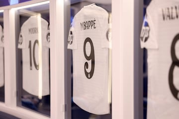 La camiseta de Kylian Mbappé junto a la de Luka Modric y Fede Valverde en el vestuario del Real Madrid. 