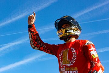 Francesco Bagnaia de Ducati Lenovo celebrando su victoria en el campeonato mundial de MotoGP.