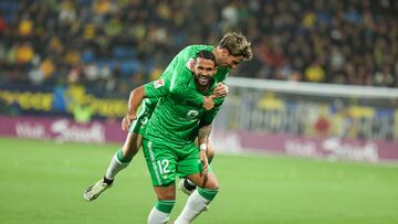 Willian José, con Miranda tras marcar en Cádiz.