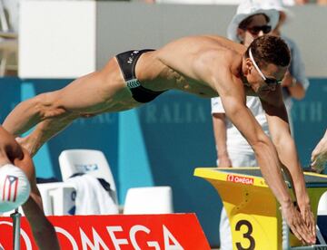 El ruso Alexander Popov se convirtió en uno de los zares de la natación durante la década de los 90, consiguiendo cuatro oros en dos Juegos Olímpicos y siendo seis veces campeón mundial. Aunque su miedo al agua le impidió aprender a nadar hasta los ocho años, cuando lo hizo se lo tomó tan en serio que recuperó el tiempo perdido. Empezó compitiendo en la disciplina de espalda, pero pronto decidió cambiar a estilo libre. Tanto en Barcelona'92 como en Atlanta'96 consiguió las medallas de oro de 50 y 100 metros libre, y las de plata en 4x100 libre y 4x100 estilos. Poco después de volver de los Juegos de Estados Unidos, un comerciante le apuñaló y a punto estuvo de morir, pero los médicos lograron mantenerle con vida y el ruso se recuperó para competir en los Europeos que se celebraban un año después. En Sydney'2000 sólo pudo ser segundo en 100 y quinto en 50; mientras que en Atenas'04 ni siquiera formó parte de la final. Durante nueve años, de 1991 a 1999 nadie consiguió ganarle en la distancia de 100 metros. A finales de 2004, anunció su retirada a los 33 años.