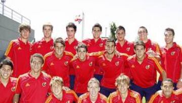 <b>CON MUCHA ILUSIÓN. </b>Los 18 integrantes de la Sub-19 que ha viajado a Francia posaron para AS así de sonrientes y animados.