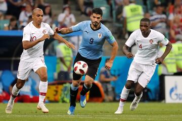 Luis Suárez con Joao Mario y William Carvalho.