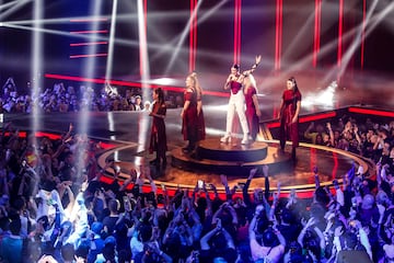 La cantante ilicitana, con su canci¨®n flamenca 'Eaea', gana el festival de Benidorm. En la imagen, un momento de su actuaci¨®n.