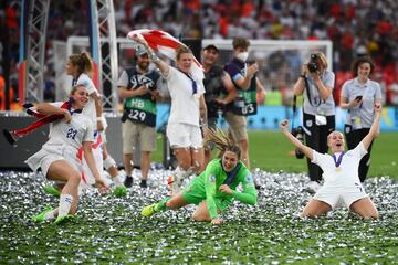 Las jugadoras inglesas celebran el triunfo. 