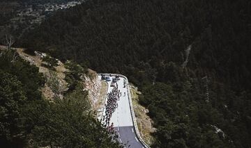 El pelotón durante la decimoquinta etapa del Tour de Francia 2021.